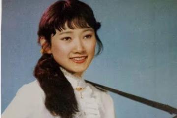 她是王剛的前妻，更是倪萍敬重的前輩，如今60歲氣質依舊不減當年！