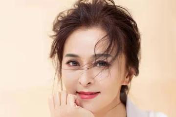 最美瓊女郎何音：巔峰時嫁黃志忠被離婚，二婚嫁小9歲丈夫很幸福