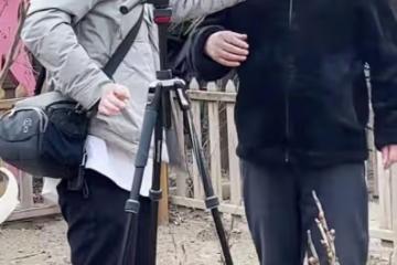 大衣哥教美女徒弟彈古箏,女徒弟貼心打節拍,不忘誇讚師傅:真棒