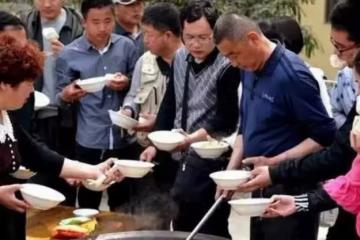 阿姨去工地做飯，色香味俱全，剛做10天就被開除，老闆：不扣工資已經仁慈！