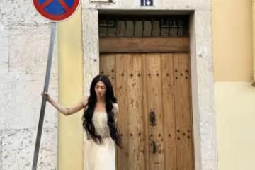 伊能靜兒子21歲生日，穿羽毛裙男扮女裝慶祝，長發飄飄仙氣十足