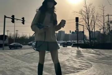 13歲王詩齡又高又瘦，回國約倆閨蜜打卡旅遊景點，穿短裙秀麻杆腿