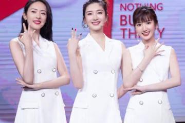 明星遇到前任的一幕:胡歌偷看,鄧超束手無措,而他竟帶著現任合影