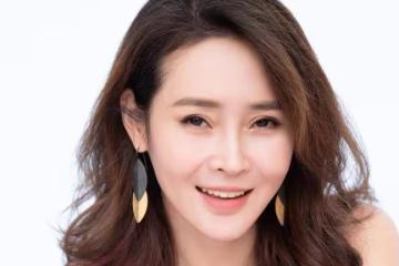 她放棄當外交官做明星,和富豪老公玩閃婚,如今恩愛10年家庭幸福