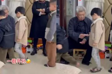 外孫齊齊回家過年！一頓漢堡就花掉2600　外公「挨個發完壓歲錢」表情無奈：養老金被掏空