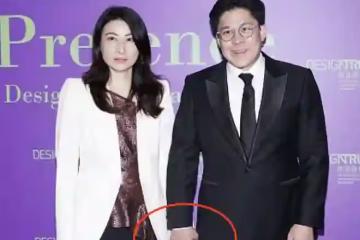 霍啟剛攜妻參加慈善晚宴，兩人十指緊扣，郭晶晶穿亮片上衣好時髦