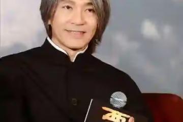 周星馳與石榴姐外出聚餐,低頭玩手機被指不合群,手腕粗壯長胖了