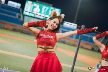 林襄遇上勁敵！啦啦隊女神師妹出寫真　張雅涵濕身比基尼炸出好身材