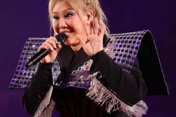 鄭欣宜演唱會尾場,父親鄭少秋送花籃,全場一起比心形致謝