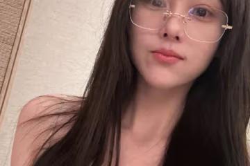 張馨予曬居家照,戴眼鏡淺笑似大學生,與何教官愛巢大到長葉榕樹