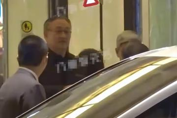 宋丹丹夫婦設宴請客,鄧婕拎2萬6包包赴約,張國立戴禮帽顯大佬范