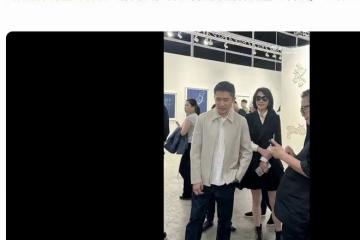 梁朝偉夫婦看展被偶遇，劉嘉玲穿百褶裙秀美腿，梁朝偉抿嘴好害羞