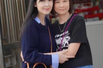 周慧敏探望幸福狗舍,做公益留下大量幸福合影照,人美心又善