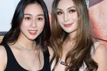何超欣和何鍶珩出席活動,一起開遊艇出海,在甲板上烤香腸和辣串