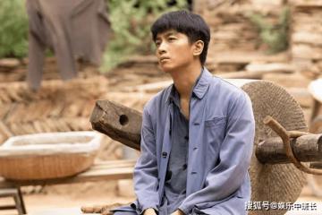 《人生之路》在農村賣弄「腿功」的女演員，雖美觀，但大可不必