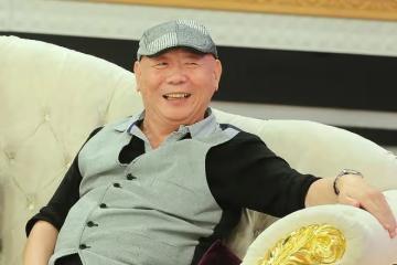 顧寶明千萬遺產爭奪戰打響,女兒捧父親遺照落淚聲討後媽