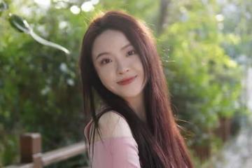 華誼千金王文也曬度假照，穿內衣秀事業線，曾嘲他人是農民惹爭議