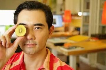 台灣著名男星罕見曬近照！移居內地生活，美男子變白鬍子光頭大叔