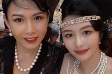 邱淑貞女兒現身晚宴，與外籍男星合影，秀香肩事業線顏值不輸媽媽