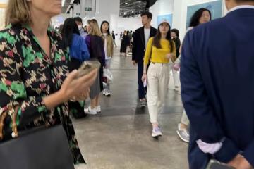 章澤天回國獨自現身看展,生二胎後仍少女感滿滿,與丈夫分居兩地