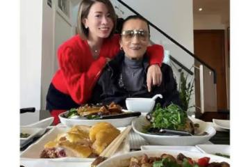 85歲謝賢和佘詩曼慶新年，搭肩摟脖子好親密，戴耳環項鍊似老太太