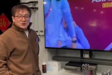 成龍家中慶中國女足奪冠!客廳內景顯樸素,牆壁7大控板暗藏玄機