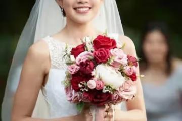 明艷照人!28歲「宅男女神」穿上婚紗演繹出嫁心情,盡顯完美體態