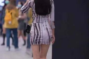 連衣裙的搭配更顯簡約,打破單調格局,展現知性美