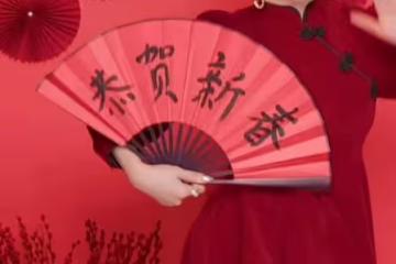 51歲鍾麗緹新年拍寫真扮嫩,扎雙馬尾戴金耳環,旗袍盡顯豐滿身材