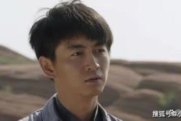 《人生之路》全劇最解氣一幕，高明樓下跪求原諒，被高加林一腳踹飛
