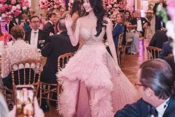 邱淑貞氣質真不錯,藍色襯衫配黑裙簡潔知性有氣場,哪像52歲的人