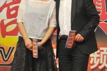 張嘉譯「金屋藏嬌」的老婆原來是她,穿弔帶裙氣質淡雅顯年輕