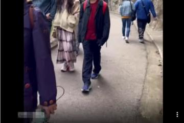 溫碧霞一家爬山被偶遇,與老公挽手太甜蜜,沿途僅她一人未戴口罩