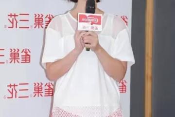 張家輝妻子很會吸引眼球,把騎行褲穿在短褲裡面,雖顯矮卻挺時髦