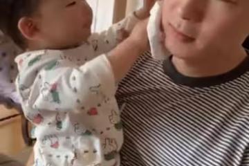 朱珠1歲女兒給爸爸洗臉好貼心,拍臉頰動作太真實,父女都未笑場
