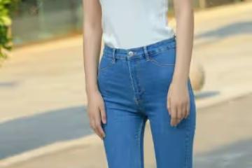 牛仔褲穿出輕熟女人味，掩不住的性感與魅力，好看又撩人