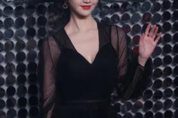 果然是「人間富貴花」，景甜穿一條微透黑紗裙，輕熟風很迷人