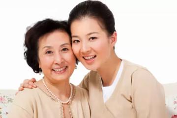 「姐,咱媽病了,趕緊打9萬來」姐姐:你有幾個媽?我和媽在旅遊