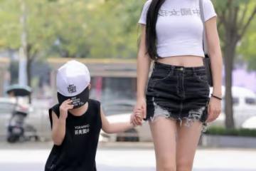 時尚穿搭，小背心配上熱褲，露著小蠻腰