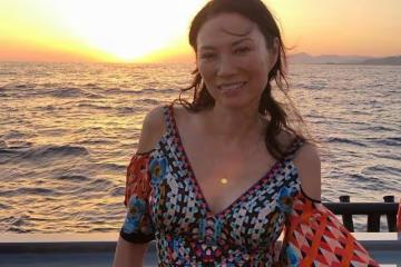 50歲鄧文迪越老越不服老，活動秀小蠻腰，合影秀黃馬褂！
