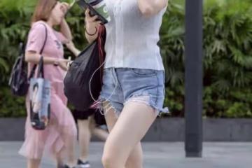 時尚穿搭：美女穿一件白色蕾絲高腰弔帶衫，凸顯小蠻腰