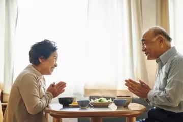 57歲退休女領導相親被氣哭：我就3個要求，他們有啥資格嫌棄我？