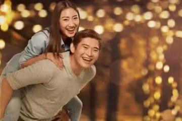 KTV內，我擼了個清純少女的妝容，兩個帥哥一左一右將我護在中間