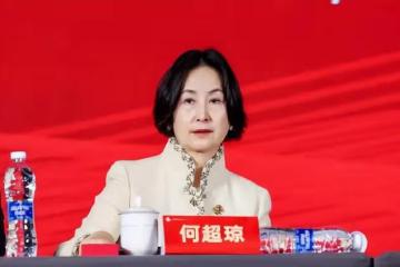 60歲何超瓊不言退休計劃，為旅遊業做貢獻，獲得坦尚尼亞大使稱讚