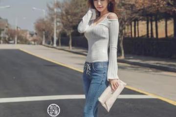 美女穿搭：小姐姐愛穿緊身牛仔褲，露出小蠻腰，俏皮又不失女人味！