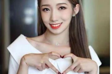 孟美岐也開始換風格?穿黑紗上衣走機場,秀出的小蠻腰好搶鏡!