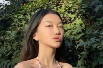 王菲女兒李嫣長大了，比基尼炫精緻小蠻腰，腰身的金鍊子過於惹眼