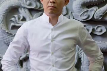 走紅了就拋棄糟糠之妻，三婚娶90後女粉絲，侯勇的人生完美了嗎？