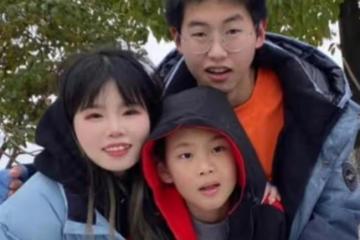 孫卓全家堆雪人打雪仗,孫海洋撲倒在雪地上,孫卓摘掉口罩超帥氣