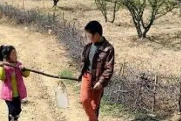 哥哥每月給妹妹寄五百元,四年後妹妹回家,才知寄錢的早已不是哥